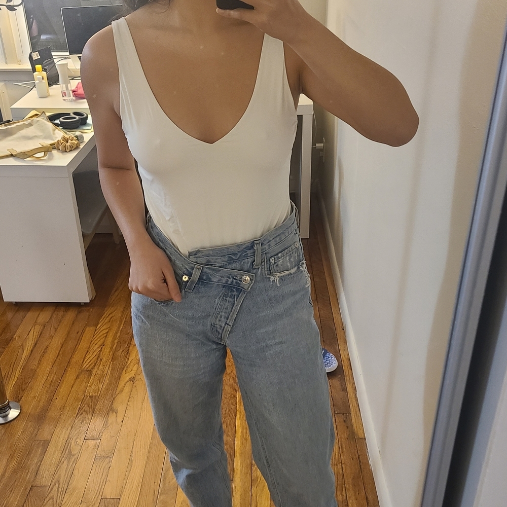 Aritzia wilfred v-neck black sleeveless bodysuit